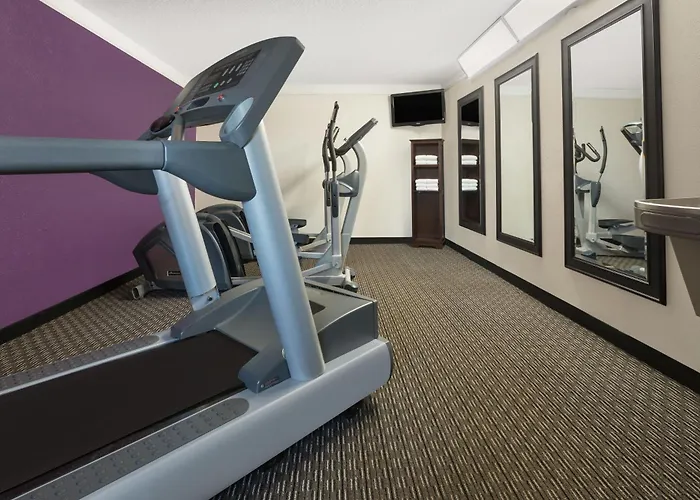 Hotels with a view Baymont By Wyndham Greenville Woodruff Rd